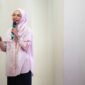 Dosen FKG UMY menjelaskan tentang penggunaan behel kepada masyarakat Temanggung dalam kegiatan talk show kesehatan gigi di Auditorium Graha Bhumi Phala, Temanggung.