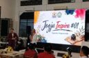 Ova Emilia (Rektor UGM) membaca salah satu puisi karya Anggito Abimanyu
