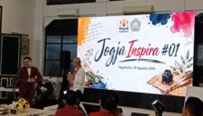 Ova Emilia (Rektor UGM) membaca salah satu puisi karya Anggito Abimanyu