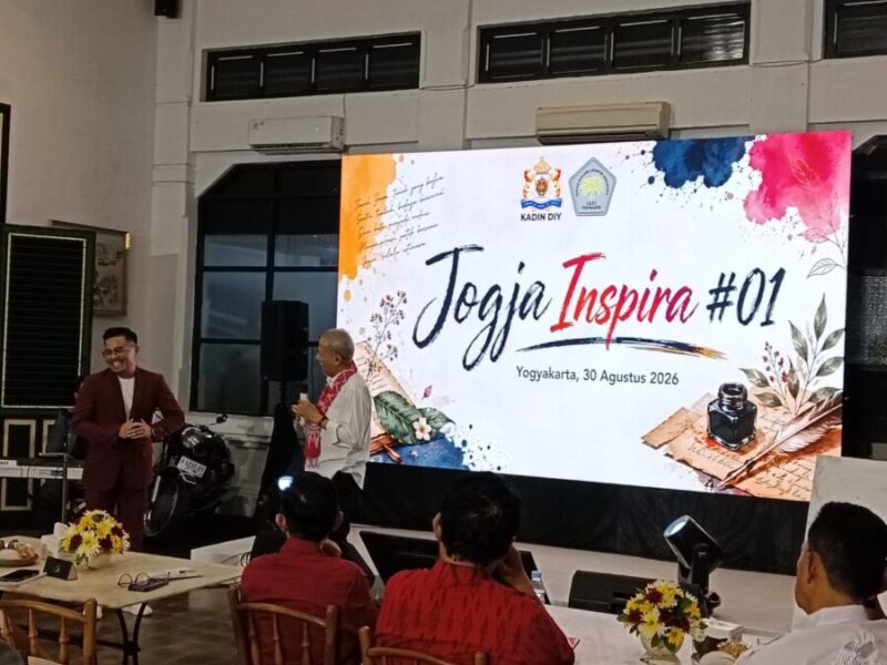 Ova Emilia (Rektor UGM) membaca salah satu puisi karya Anggito Abimanyu