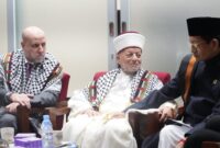 Menteri Agama Nasaruddin Umar, bertemu  Imam Masjid Al-Aqsa, Syekh Muhammad Hussein, serta Penasihat Presiden Otoritas Palestina, Mahmoud Al-Habbash, di Jakarta, Jumat (25/9/2026). (Humas Kemenag)