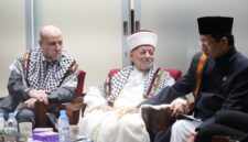 Menteri Agama Nasaruddin Umar, bertemu Imam Masjid Al-Aqsa, Syekh Muhammad Hussein, serta Penasihat Presiden Otoritas Palestina, Mahmoud Al-Habbash, di Jakarta, Jumat (25/9/2026). (Humas Kemenag)