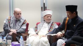 Menteri Agama Nasaruddin Umar, bertemu  Imam Masjid Al-Aqsa, Syekh Muhammad Hussein, serta Penasihat Presiden Otoritas Palestina, Mahmoud Al-Habbash, di Jakarta, Jumat (25/9/2026). (Humas Kemenag)