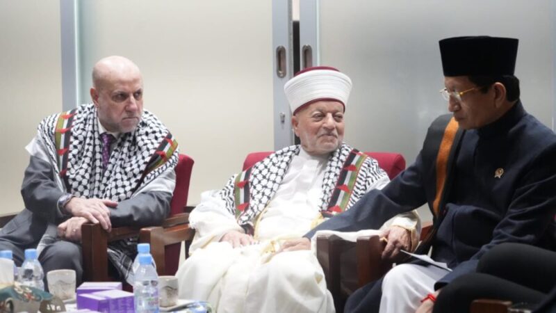 Menteri Agama Nasaruddin Umar, bertemu  Imam Masjid Al-Aqsa, Syekh Muhammad Hussein, serta Penasihat Presiden Otoritas Palestina, Mahmoud Al-Habbash, di Jakarta, Jumat (25/9/2026). (Humas Kemenag)
