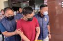 Tersangka kasus penyekapan dan penganiayaan terhadap perempuan berinisial YTR , Taufik Hidayat, digiring petugas Polda Jabar menuju mobil yang akan membawanya ke Kejari. (Jennus)
