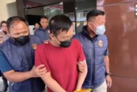 Tersangka kasus penyekapan dan penganiayaan terhadap perempuan berinisial YTR , Taufik Hidayat, digiring petugas Polda Jabar menuju mobil yang akan membawanya ke Kejari. (Jennus)