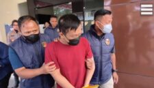 Tersangka kasus penyekapan dan penganiayaan terhadap perempuan berinisial YTR , Taufik Hidayat, digiring petugas Polda Jabar menuju mobil yang akan membawanya ke Kejari. (Jennus)