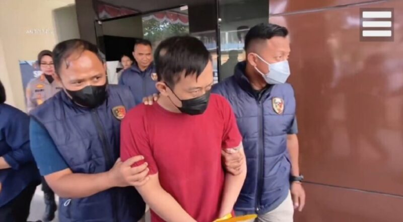 Tersangka kasus penyekapan dan penganiayaan terhadap perempuan berinisial YTR , Taufik Hidayat, digiring petugas Polda Jabar menuju mobil yang akan membawanya ke Kejari. (Jennus)