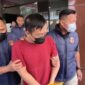Tersangka kasus penyekapan dan penganiayaan terhadap perempuan berinisial YTR , Taufik Hidayat, digiring petugas Polda Jabar menuju mobil yang akan membawanya ke Kejari. (Jennus)