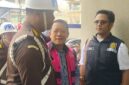 Eks Jampidsus Febrie Adriansyah tersenyum ke arah wartawan yang menunggu kedatangannya di Gedung Utama Kejaksaan Agung, Selasa (8/9/2026). (Jennus)