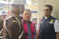 Eks Jampidsus Febrie Adriansyah tersenyum ke arah wartawan yang menunggu kedatangannya di Gedung Utama Kejaksaan Agung, Selasa (8/9/2026). (Jennus)