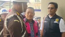 Eks Jampidsus Febrie Adriansyah tersenyum ke arah wartawan yang menunggu kedatangannya di Gedung Utama Kejaksaan Agung, Selasa (8/9/2026). (Jennus)