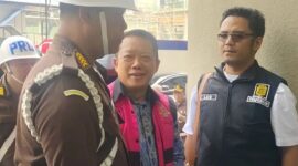 Eks Jampidsus Febrie Adriansyah tersenyum ke arah wartawan yang menunggu kedatangannya di Gedung Utama Kejaksaan Agung, Selasa (8/9/2026). (Jennus)
