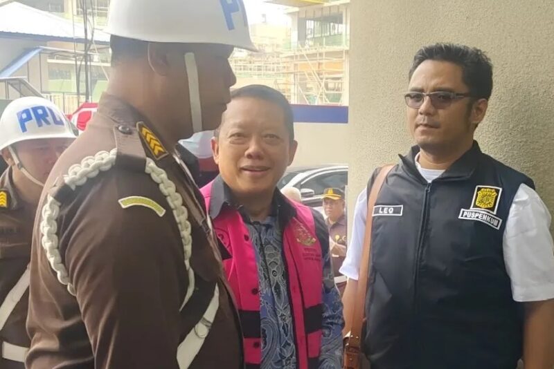 Eks Jampidsus Febrie Adriansyah tersenyum ke arah wartawan yang menunggu kedatangannya di Gedung Utama Kejaksaan Agung, Selasa (8/9/2026). (Jennus)