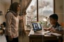 Aktivitas pembelajaran jarak jauh melalui laptop di rumah penduduk di daerah Lebak. (Jennus/Ihade)