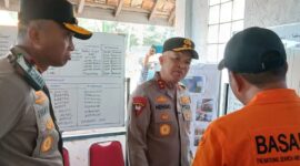 Kepala Kepolisian Daerah Banten Inspektur Jenderal Hengki memimpin koordinasi dengan tim SAR gabungan di Posko SAR Nasional Pandeglang. (Jennus)
