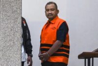 Bupati Pemalang nonaktif Anom Widiyantoro berjalan keluar dari gedung KPK usai menjalani pemeriksaan. (Jennus)
