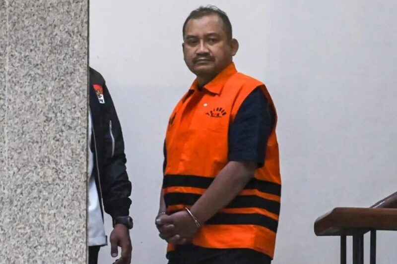 Bupati Pemalang nonaktif Anom Widiyantoro berjalan keluar dari gedung KPK usai menjalani pemeriksaan. (Jennus)