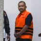 Bupati Pemalang nonaktif Anom Widiyantoro berjalan keluar dari gedung KPK usai menjalani pemeriksaan. (Jennus)