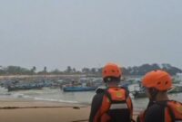 Tim Basarnas Lampung memperkuat pencarian dari sisi perairan Lampung dengan mengerahkan Rigid Inflatable Boat (RIB) 02, Jumat (11/9/2026). (Basarnas)