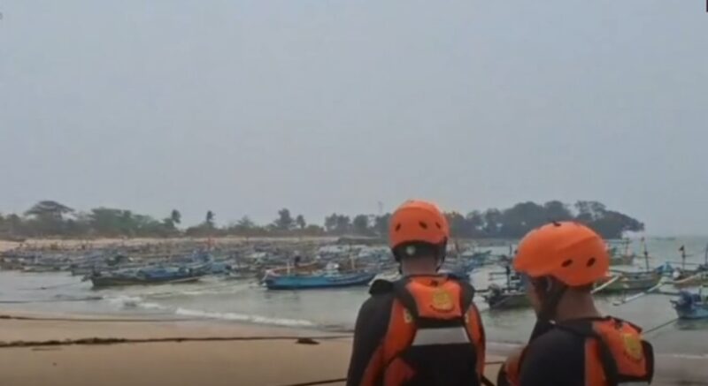 Tim Basarnas Lampung memperkuat pencarian dari sisi perairan Lampung dengan mengerahkan Rigid Inflatable Boat (RIB) 02, Jumat (11/9/2026). (Basarnas)
