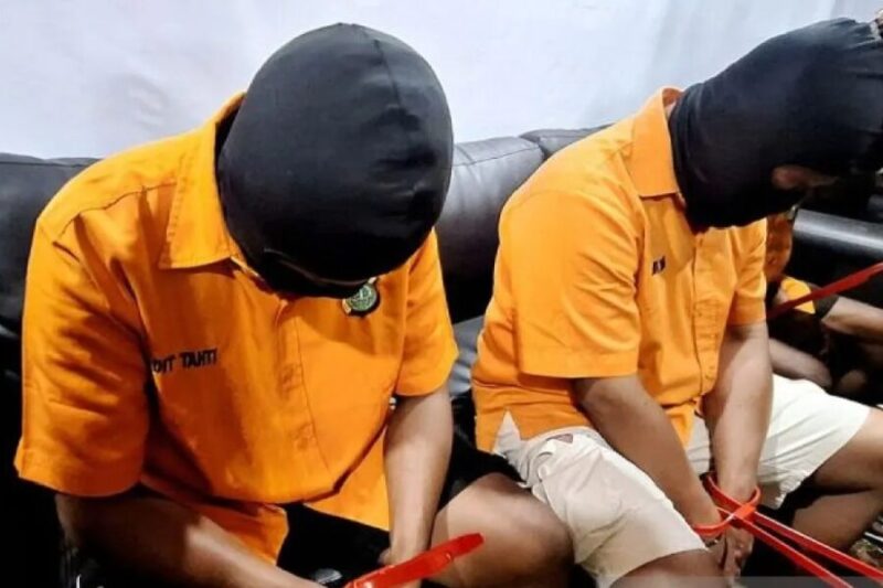 orang berinisial B, N, dan P telah ditetapkan sebagai tersangka karena diduga menggerakkan serta memberikan pembayaran kepada anak-anak yang dihadirkan dalam kerusuhan Jakarta 27 September. (Jennus)
