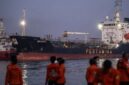 Tim SAR gabungan melakukan evakuasi penumpang korban kapal motor penumpang (KMP) Virgo Transport 8 yang tiba menggunakan Kapal Tanker MT Mauhau milik PT Pertamina di Pelabuhan Tri Sakti, Banjarmasin, Kalimantan Selatan, Senin (14/9/2026). (Jennus)