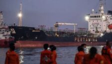 Tim SAR gabungan melakukan evakuasi penumpang korban kapal motor penumpang (KMP) Virgo Transport 8 yang tiba menggunakan Kapal Tanker MT Mauhau milik PT Pertamina di Pelabuhan Tri Sakti, Banjarmasin, Kalimantan Selatan, Senin (14/9/2026). (Jennus)