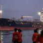 Tim SAR gabungan melakukan evakuasi penumpang korban kapal motor penumpang (KMP) Virgo Transport 8 yang tiba menggunakan Kapal Tanker MT Mauhau milik PT Pertamina di Pelabuhan Tri Sakti, Banjarmasin, Kalimantan Selatan, Senin (14/9/2026). (Jennus)