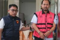 Produser eksekutif film Sang Pengadil, Agung Winarno, dalam kawalan petugas Kejagung
(Jennus)