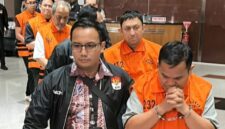 Ketua DPP Partai Golkar  Fahd Arafiq dan Presiden Direktur PT Summarecon Agung Tbk Adrianto Pitojo Adhi.berjalan di depan sebagai tahanan KPK. (Jennus)