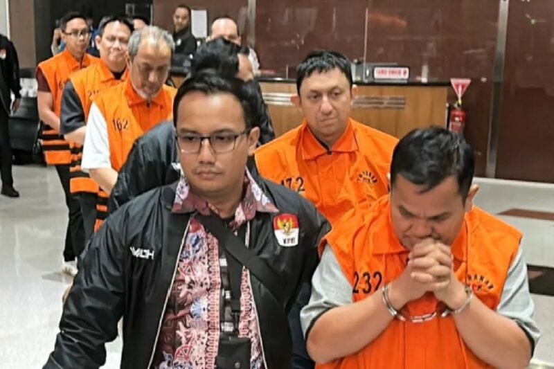 Ketua DPP Partai Golkar  Fahd Arafiq dan Presiden Direktur PT Summarecon Agung Tbk Adrianto Pitojo Adhi.berjalan di depan sebagai tahanan KPK. (Jennus)