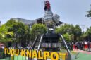 Tugu Ayam pelung raksasa dari ratusan knalpot bising sitaan berdiri di pintu masuk Mapolres Cianjur. (Jennus)