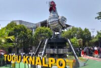 Tugu Ayam pelung raksasa dari ratusan knalpot bising sitaan berdiri di pintu masuk Mapolres Cianjur. (Jennus)