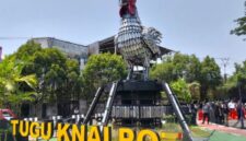 Tugu Ayam pelung raksasa dari ratusan knalpot bising sitaan berdiri di pintu masuk Mapolres Cianjur. (Jennus)