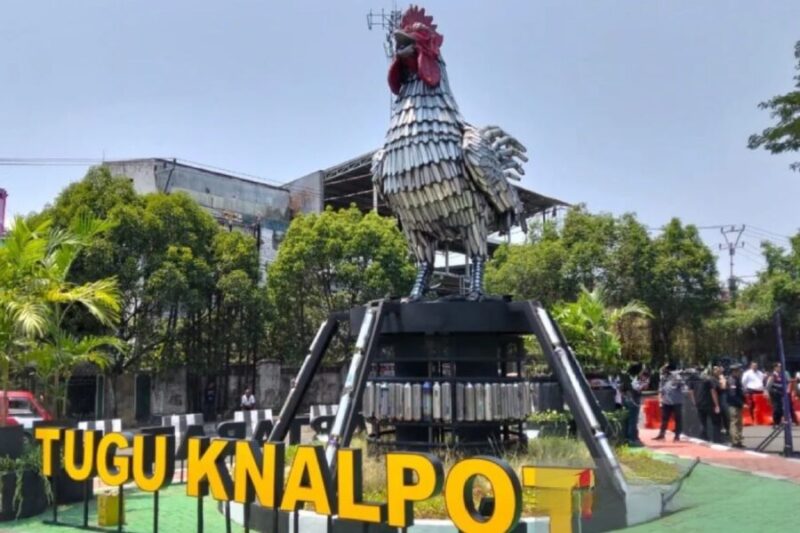 Tugu Ayam pelung raksasa dari ratusan knalpot bising sitaan berdiri di pintu masuk Mapolres Cianjur. (Jennus)