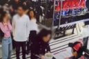 Tangkapan layar video viral di medsos, seorang wanita (berdiri mengantre paling kanan) ditendang pria berbaju hitam yang duduk di belakangnya. 