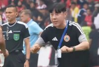 Pelatih utama Persija Shin Tae-yong melompat gembira saat tim asuhannya mencetak gol tunggal kemenangan atas Java United. (Jennus)