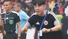 Pelatih utama Persija Shin Tae-yong melompat gembira saat tim asuhannya mencetak gol tunggal kemenangan atas Java United. (Jennus)