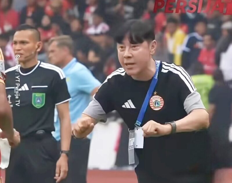 Pelatih utama Persija Shin Tae-yong melompat gembira saat tim asuhannya mencetak gol tunggal kemenangan atas Java United. (Jennus)