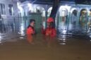 Para petugas Badan Penanggulangan Bencana Daerah (BPBD) terjun ke aliran banjir di wilayah Pasuruan, Jawa Timur, saat musim hujan tahun 2025. (Facebook)