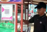 Barcode QRIS sebagai alat bayar Indonesia dari hanya menempel di gerobak penjual batagor hingga melintas dalam transaksi antarnegara. (Jennus/Ihade)