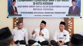 Dirjen Bimas Kemenag Abu Rokhmad mberi wejangan dalam sesi acara Pembinaan Penghulu dan Penyuluh se-Kota Mataram, Nusa Tenggara Barat, Senin (21/9/2026). (Kemenag)