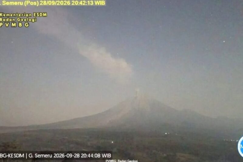 Gunung Semeru mengalami erupsi enam kali dalam 3 Jam, kolom abu mencapai 900 meter, Senin (29/9/2026). (PPG)