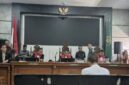 Terdakwa Taufik Hidayat mendengarkan pembacaan dakwaan oleh jaksa penuntut umum dalam sidang kasus penyekapan disertai penganiayaan dan kekerasan seksual di Pengadilan Negeri Bale Bandung, Rabu (30/9/2026). (Jennus)