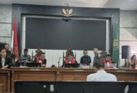 Terdakwa Taufik Hidayat mendengarkan pembacaan dakwaan oleh jaksa penuntut umum dalam sidang kasus penyekapan disertai penganiayaan dan kekerasan seksual di Pengadilan Negeri Bale Bandung, Rabu (30/9/2026). (Jennus)