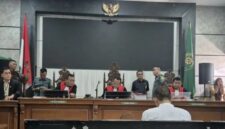 Terdakwa Taufik Hidayat mendengarkan pembacaan dakwaan oleh jaksa penuntut umum dalam sidang kasus penyekapan disertai penganiayaan dan kekerasan seksual di Pengadilan Negeri Bale Bandung, Rabu (30/9/2026). (Jennus)