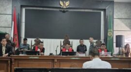 Terdakwa Taufik Hidayat mendengarkan pembacaan dakwaan oleh jaksa penuntut umum dalam sidang kasus penyekapan disertai penganiayaan dan kekerasan seksual di Pengadilan Negeri Bale Bandung, Rabu (30/9/2026). (Jennus)