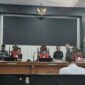 Terdakwa Taufik Hidayat mendengarkan pembacaan dakwaan oleh jaksa penuntut umum dalam sidang kasus penyekapan disertai penganiayaan dan kekerasan seksual di Pengadilan Negeri Bale Bandung, Rabu (30/9/2026). (Jennus)