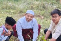 Foto momen penanaman pohon dan edukasi pengelolaan sampah bersama santri TPQ Metode Ummi dan Qiroati, Dusun Pancuran. (Dok. Pribadi/Kelompok KKN 120 UIN Sunan Kalijaga Yogyakarta)
